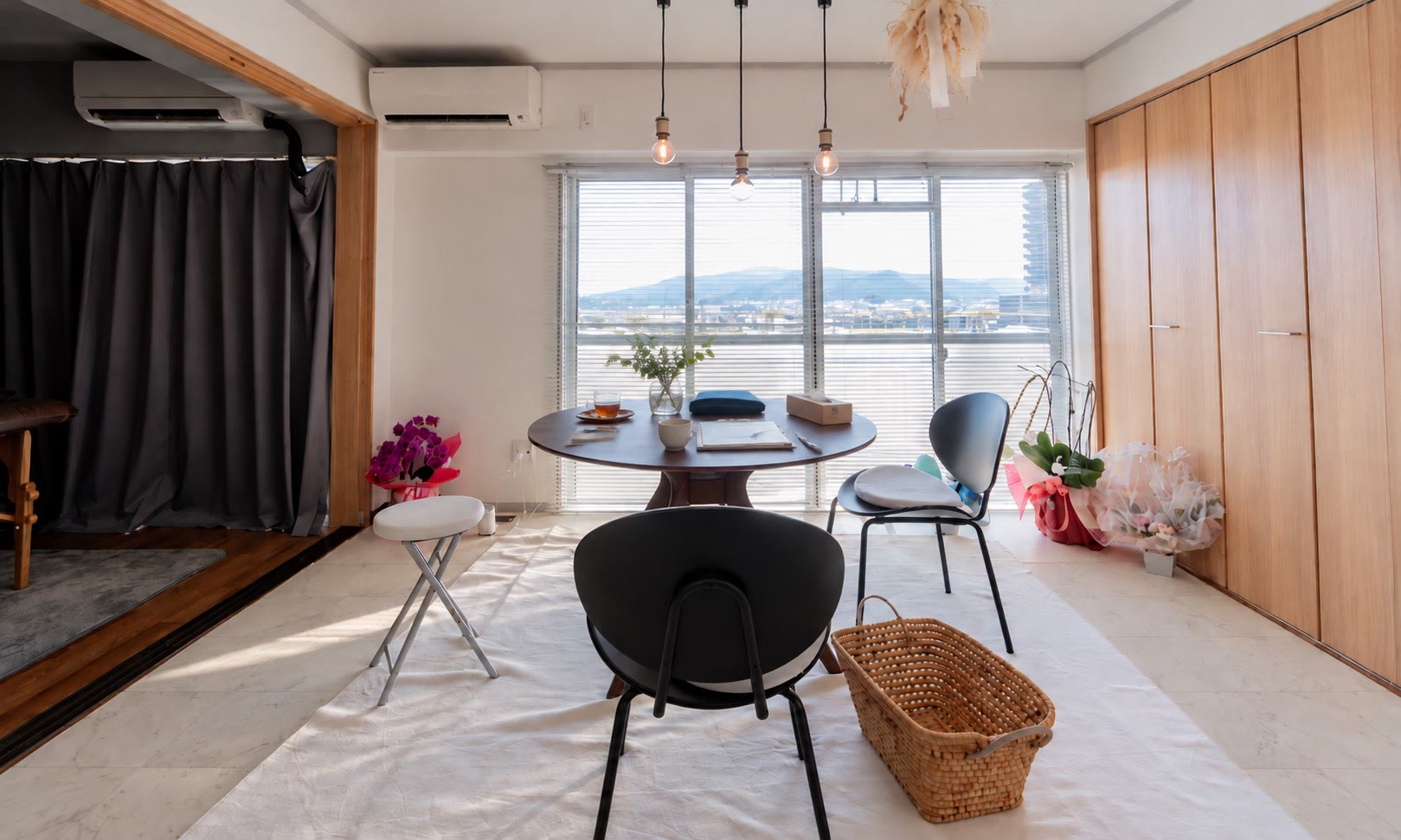 窓から山が見える、Good Workのカウンセリングのお部屋